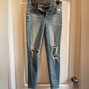 American Eagle distressed skinny jeans w/ rips